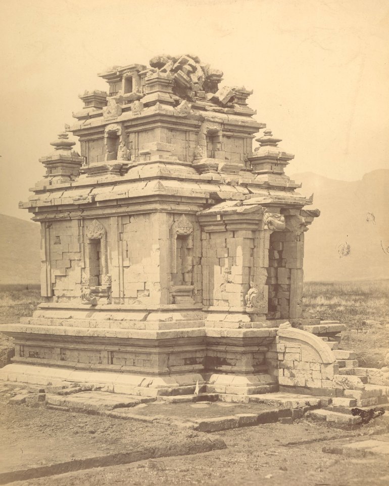 KITLV 87737 - Isidore van Kinsbergen - Tjandi Ardjoeno the Dijeng plateau - Before 1900