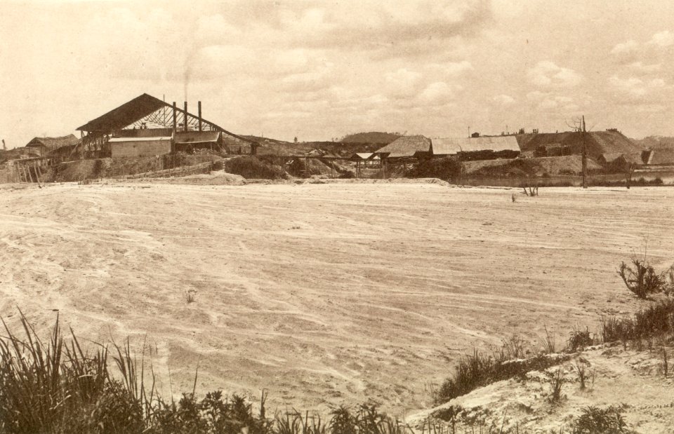 KITLV - 79956 - Kleingrothe, C.J. - Medan - Sand lake, presumably at a tin mine in Sungai Besi in Kuala Lumpur - circa 1910