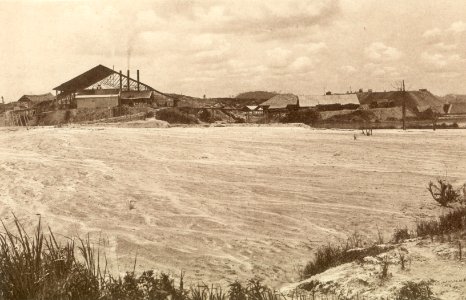 KITLV - 79956 - Kleingrothe, C.J. - Medan - Sand lake, presumably at a tin mine in Sungai Besi in Kuala Lumpur - circa 1910