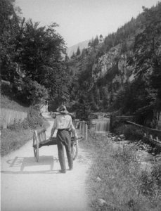 Krampengraben zum Ort Tirol - um 1912