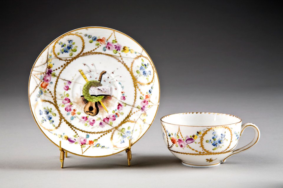 Kopp med fat. Nyon. Schweitz - Hallwylska museet - 86903