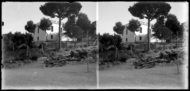 La casa Agustí amb alguns arbres a la serra de la Rabassada