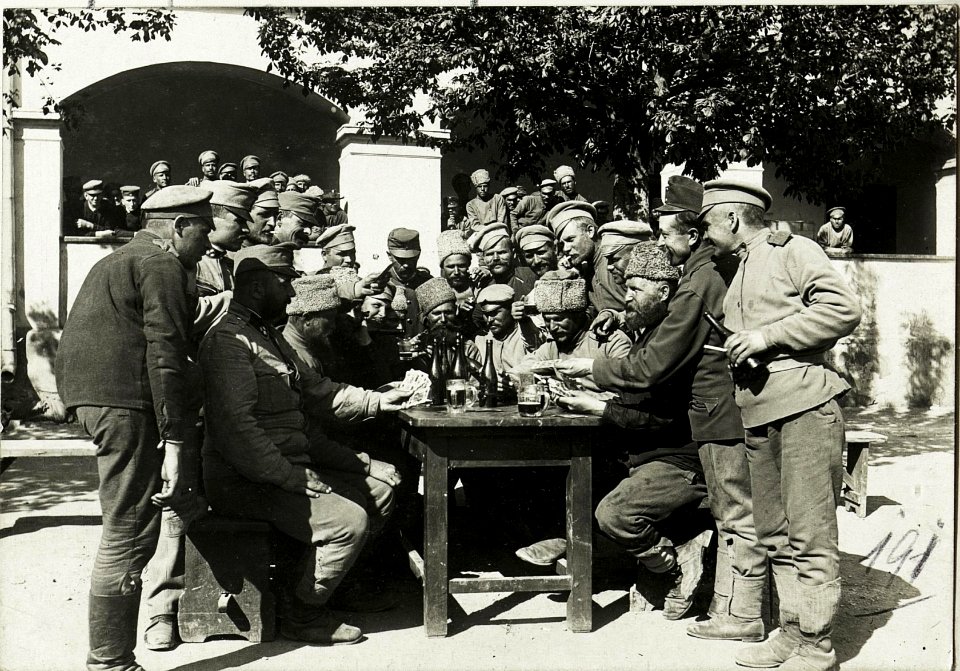Kriegsgefangene in der Sammelkaserne Munkacs. (BildID 15433120)