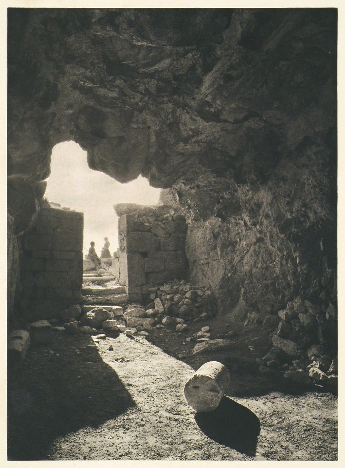 La caverne d'Hermès, dans le gymnase de Théra, à Santorin - Baud-bovy Daniel Boissonnas Frédéric - 1919