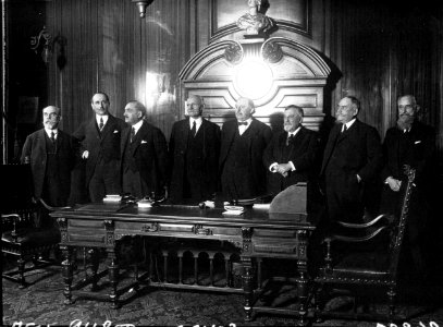 La Chambre de Commerce de Paris - de gauche à droite - M. Godet, M. Fighiera, M. Autrand, M. Pascalis (Président dortant), M. Dior, M. Roger (nouveau Président), M. Proust et M. Legouez - (photographie de presse) - Agence Meurisse