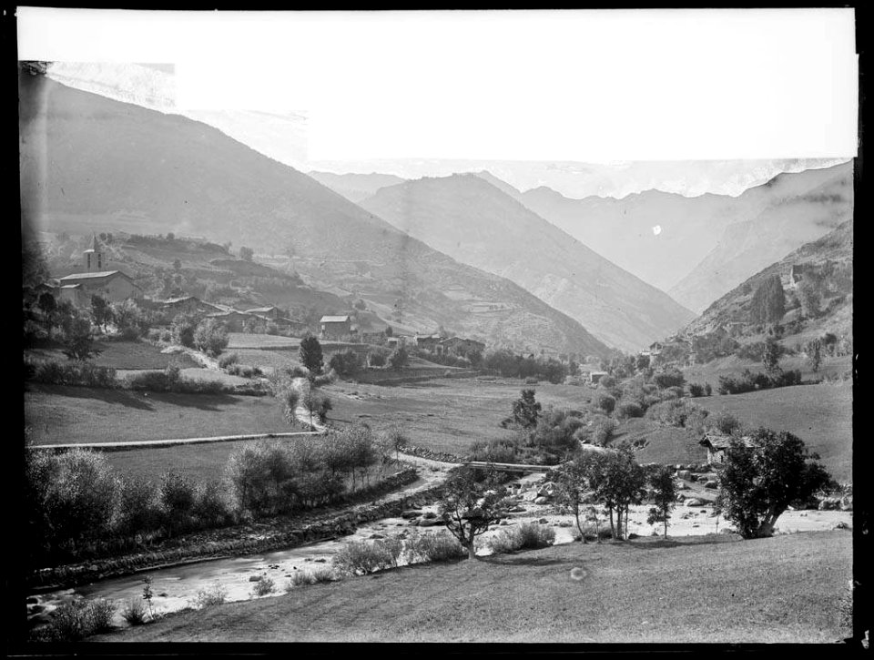 La Massana entre muntanyes amb un riu en primer pla