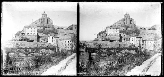 La catedral de Manresa amb algunes cases al peu