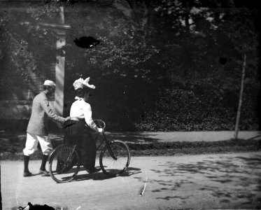 La leçon de bicyclette, Mlle Colomès, G. Compayre, Luchon, septembre 1895. Série A. Hanau n° 29, TRU C 26 - Fonds Trutat