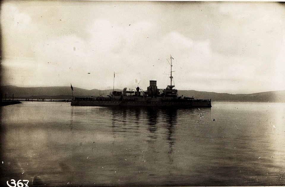 Kriegsschiff im Hafen von Theodo. (BildID 15572095)