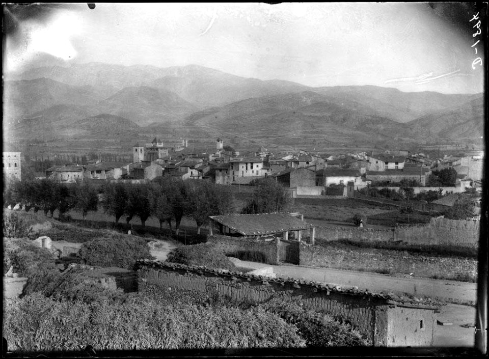 La ciutat de la Seu d'Urgell amb les muntanyes de fons