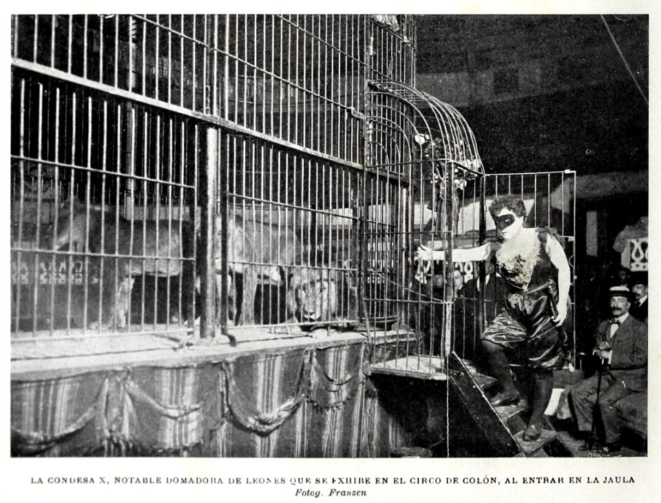 La Condesa X, notable domadora de leones que se exhibe en el Circo de Colón, al entrar en la jaula, de Franzen, Blanco y Negro, 15-07-1900