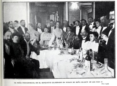 La mesa presidencial en el banquete celebrado en honor de doña Blanca de los Ríos, de Goñi, Blanco y Negro, 12-05-1906 photo