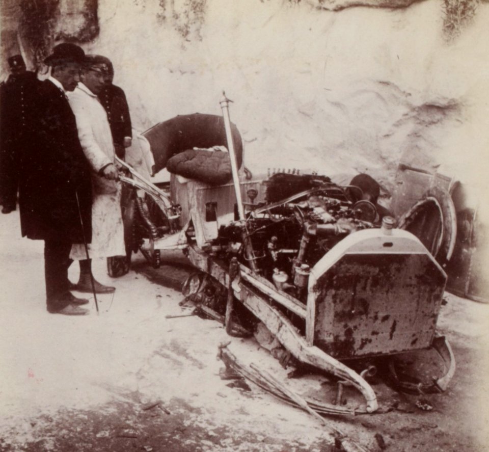 La mercedes détruite du comte Eliot Zborowski en 1903 (Nice-La Turbie)