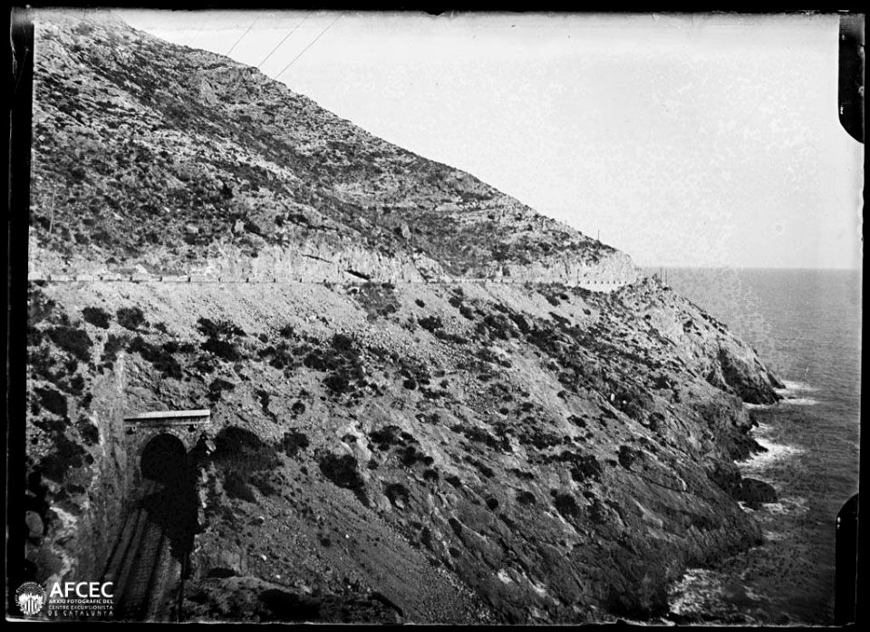 La carretera i les vies del tren a les Costes de Garraf