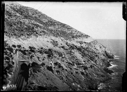La carretera i les vies del tren a les Costes de Garraf