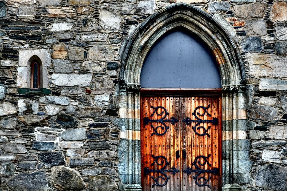 Facade window pierre