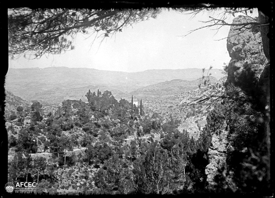 La serra de Cardó des de prop del balneari de Cardó