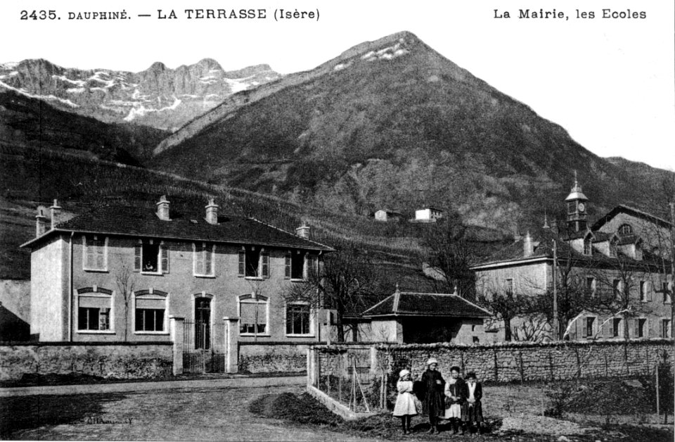 La Terrasse, la mairie, les écoles, p29 L'Isère 1900-1920 - Chambery