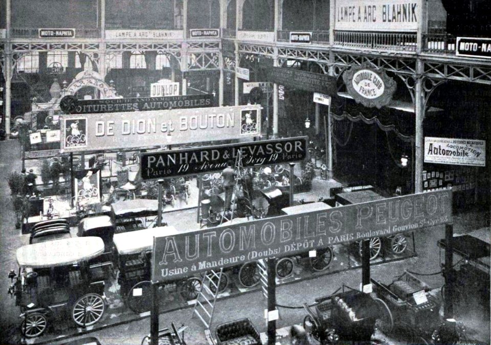 La section automobiles du quatrième Salon du cycle de Paris, en décembre 1896 au Palais de l'Industrie