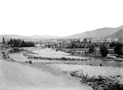 La Seu d'Urgell a riba d'un riu vist des del camí Torre Zulueta (AFCEC VIDAL 18X24 086) (Restored)