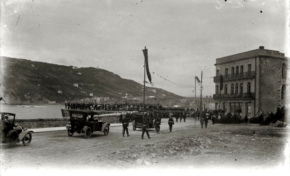 La reina María Cristina durante la inauguración del Paseo Nuevo (2 de 4) - Fondo Car-Kutxa Fototeka