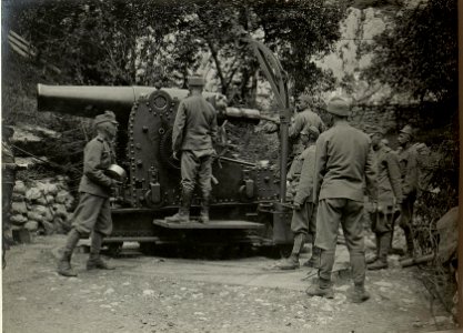 Laden des 21 cm Mörsers Hund. Aufgenommen am 4. Juni 1916. (BildID 15478850)