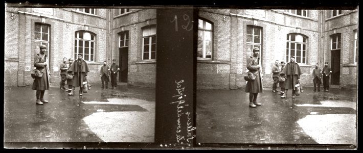 La cour de l'hôpital. Saleux - Fonds Berthelé - 49Fi81