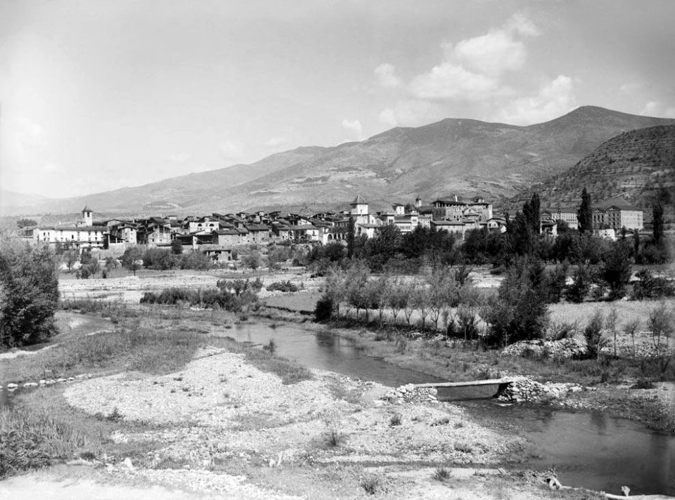La Seu d'Urgell a riba d'un riu vist des del camí Torre Zulueta (Restored)