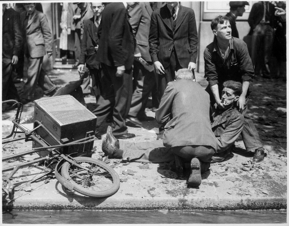 La Vie a Londres pendant la guerre. Voici un homme bless par la chute d'un V-1. Life in London during the war. Here... - NARA - 541923