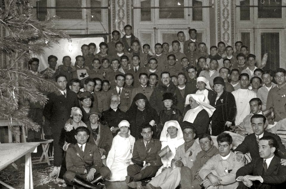 La reina María Cristina junto a un grupo de enfermeras y militares heridos en la guerra de África (1 de 1) - Fondo Car-Kutxa Fototeka