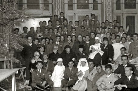 La reina María Cristina junto a un grupo de enfermeras y militares heridos en la guerra de África (1 de 1) - Fondo Car-Kutxa Fototeka