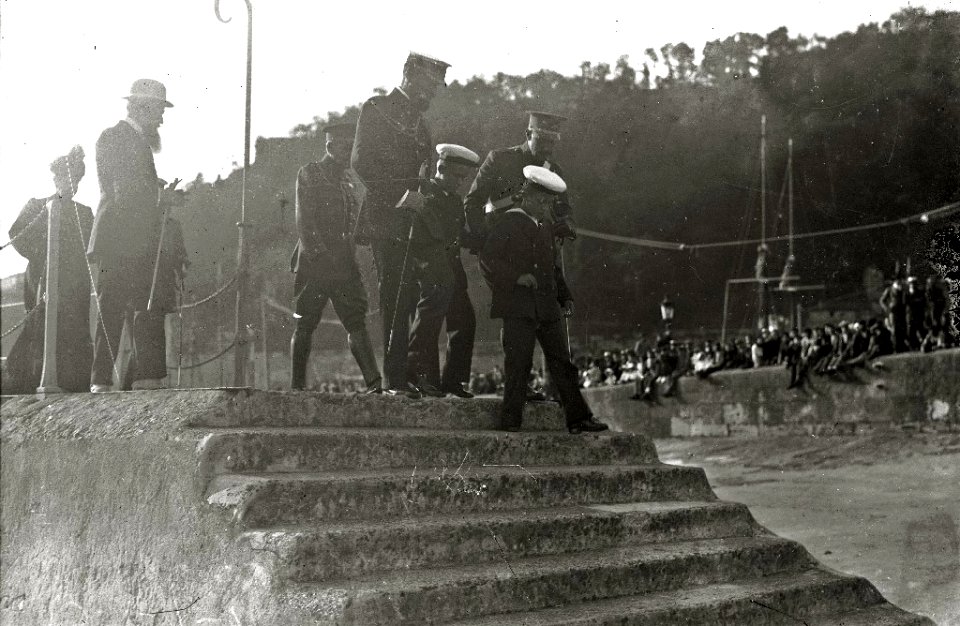 La reina María Cristina y otros miembros de la Familia Real en el muelle de San Sebastián (2 de 2) - Fondo Car-Kutxa Fototeka