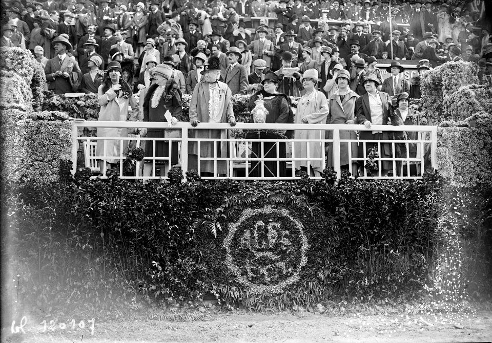 Loge fleurie de l'ACFF (Automobile Club féminin de France), au centre (la) duchesse d'Uzès (lors de la journée féminine de l'autodrome de Monthléry, le 12 juin 1927) - (photographie de presse) - (Agence Rol)