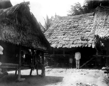 Lobon i byn. Templet i Tamoenkolowi nära Koelawi. Central-Celebes. Sulawesi, Kulawi. Indonesien - SMVK - 000246