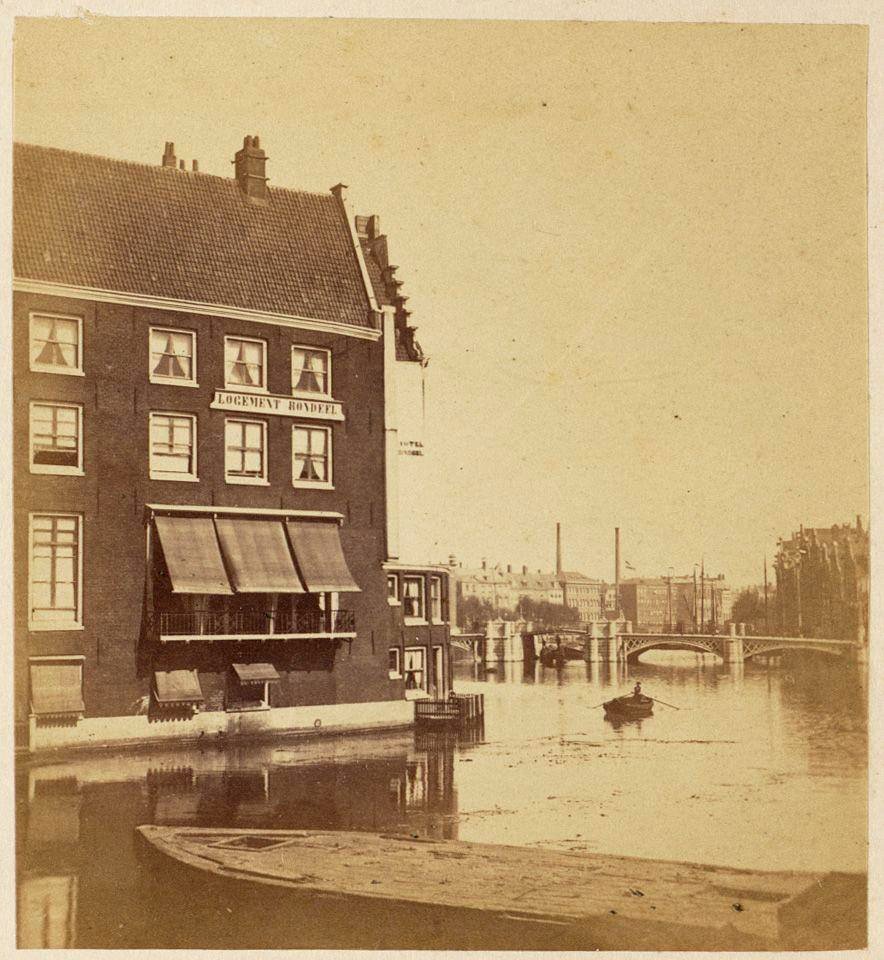 Logement het Rondeel aan de Binnen-Amstel op de hoek met de Nieuwe Doelenstraat