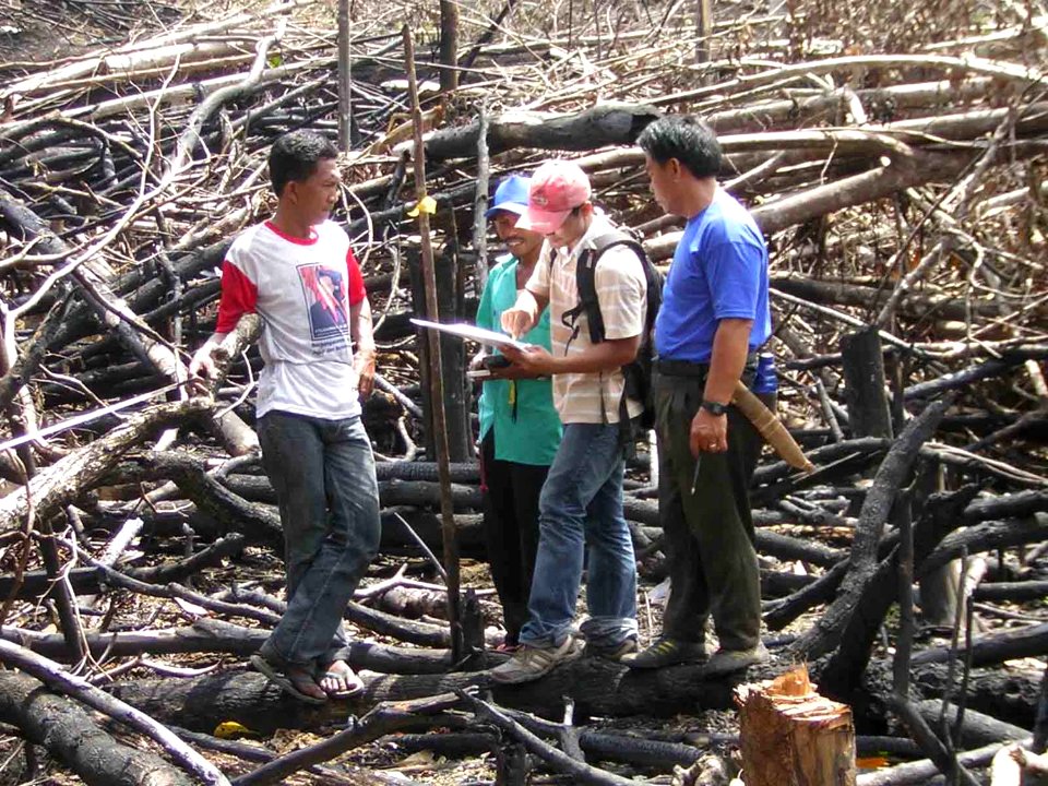 Locals using Geographic Information System (18256648788)