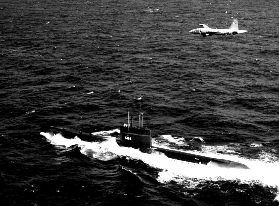 Lockheed P-2E Neptune of VP-16 flies over USS Trout (SS-566) off Charleston, South Carolina (USA), on 7 May 1961 (KN-2708)
