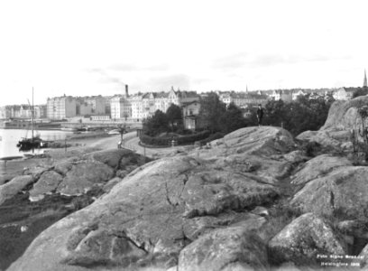 Läntinen Puistotie (Läntinen Kaivopuisto) 5 Taustalla vasemmalla Merisatama - N700 (hkm.HKMS000005-0000011f)