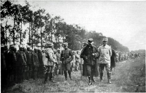 M 154 2 les généraux jean baptiste Marchand et Blondelat passent en revue des tirailleurs