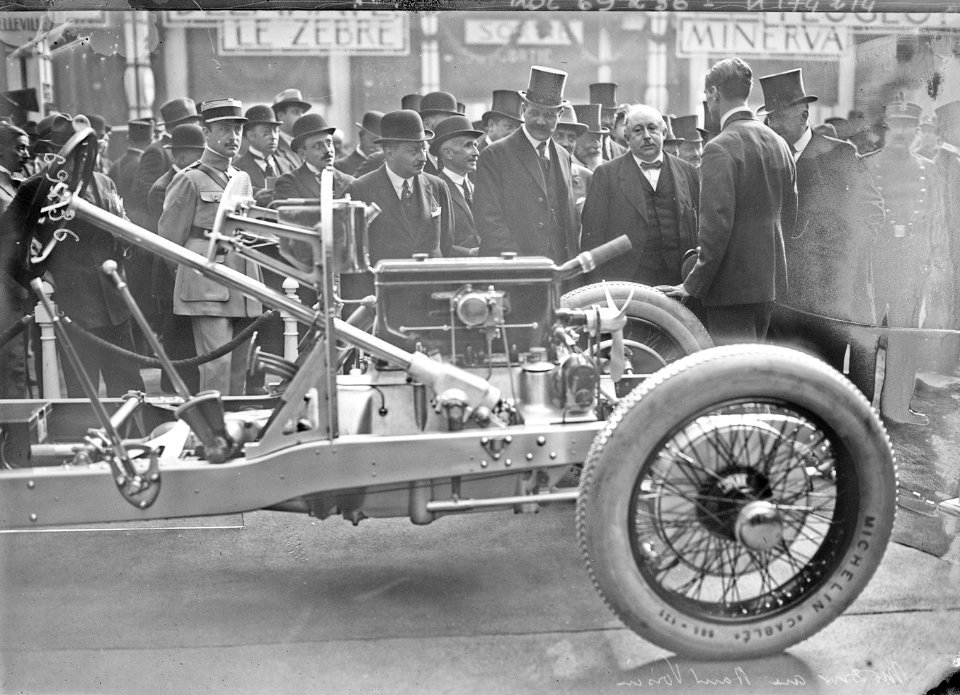 M. (Lucien) Dior au stand Voisin (salon de l'automobile, au Grand Palais, le 5 octobre 1921) - (photographie de presse) - (Agence Rol)