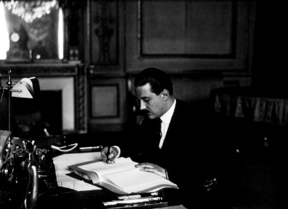 M. Guy La Chambre, sous-secrétaire d'Etat à la Guerre à son bureau