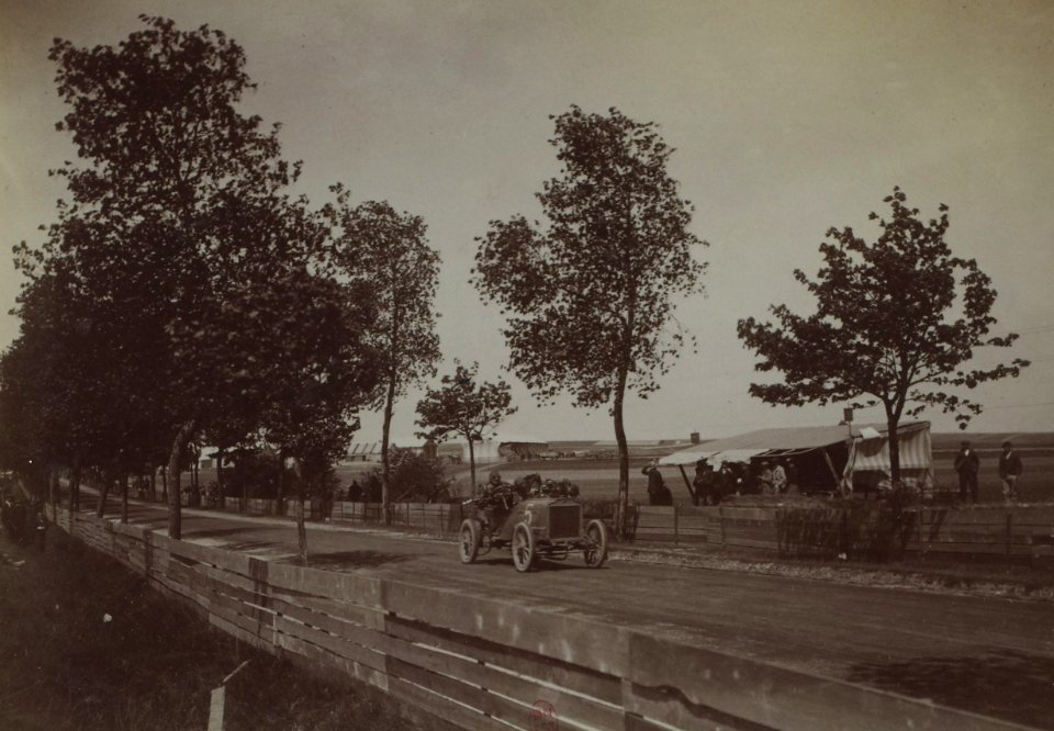 Léon Théry sur Richard-Brasier 80 hp légère au circuit Argonne-Michelin vainqueur des Éliminatoire Françaises de la Coupe Internationale Gordon Bennett (20 mai 1904)