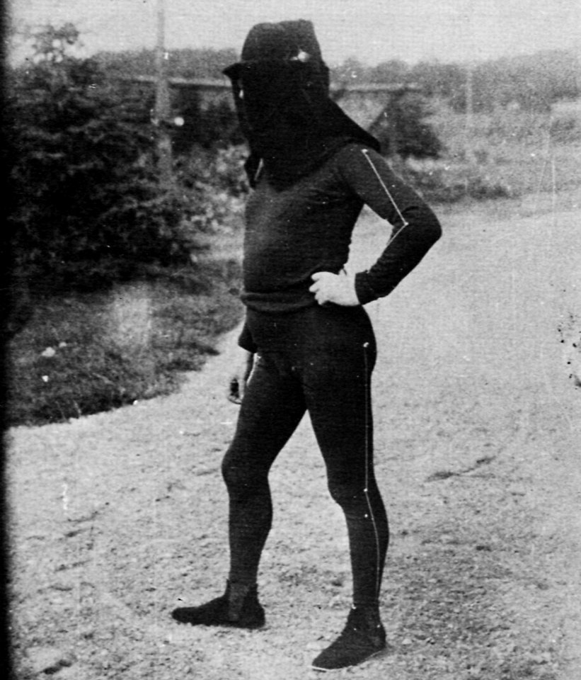 Mann trägt für ein Experiment einen schwarzen Anzug, der weiße Linien entlang der Glieder hat 1883