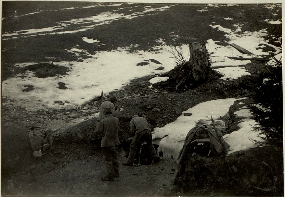Mannschaft beim Reinigen auf dem Plöckenpass. (BildID 15465446)