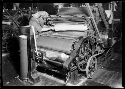 Manchester, New Hampshire - Textiles. Pacific Mills. Carding machine. - NARA - 518740