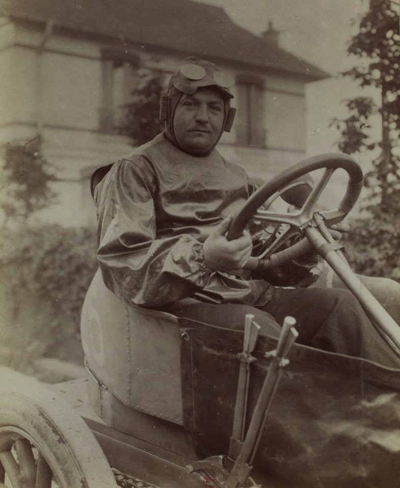 Léon Théry à son retour de la victoire dans la cinquième coupe Gordon Bennett (17 juin 1904)