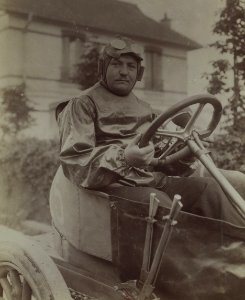 Léon Théry à son retour de la victoire dans la cinquième coupe Gordon Bennett (17 juin 1904)