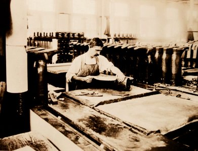 Manufacturing rubber boats; shaping rubber to last, Goodyear Rubber Company, Akron, Ohio, WWI (29436056080)