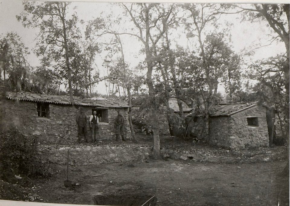 Mannschaftsunterkünfte am Karst.6.9.17. (BildID 15601666)