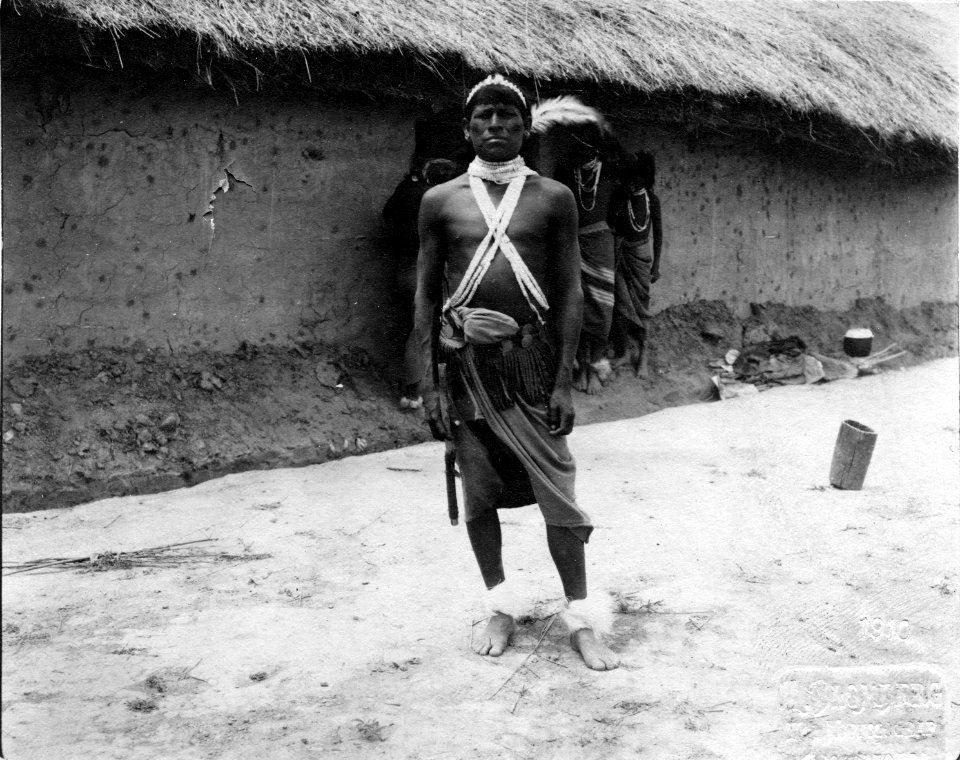 Man, utsmyckad, framför hus. Gran Chaco. Bolivia - SMVK - 004777